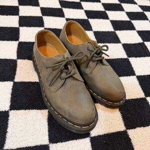 dr martens gray leather oxford shoes women’s size 7 mens size 6